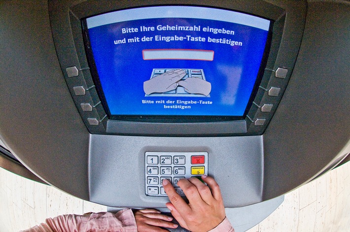 POL-DA: Ginsheim: Trickdiebe bringen Dame am Geldautomaten um fast 1.000 Euro / Wichtige Hinweise der Polizei